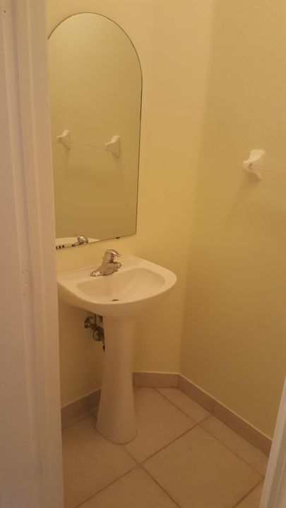 For Rent: $2,400 (2 beds, 2 baths, 1652 Square Feet)