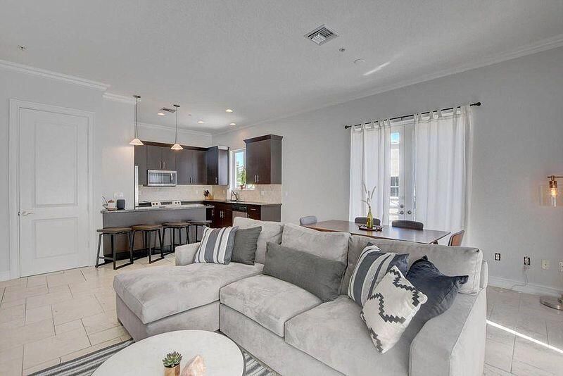 En Venta: $777,000 (2 camas, 2 baños, 1277 Pies cuadrados)