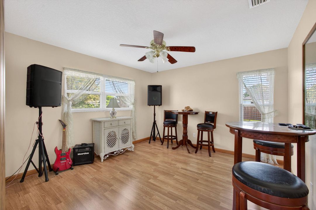 待售: $365,000 (3 贝兹, 2 浴室, 1454 平方英尺)