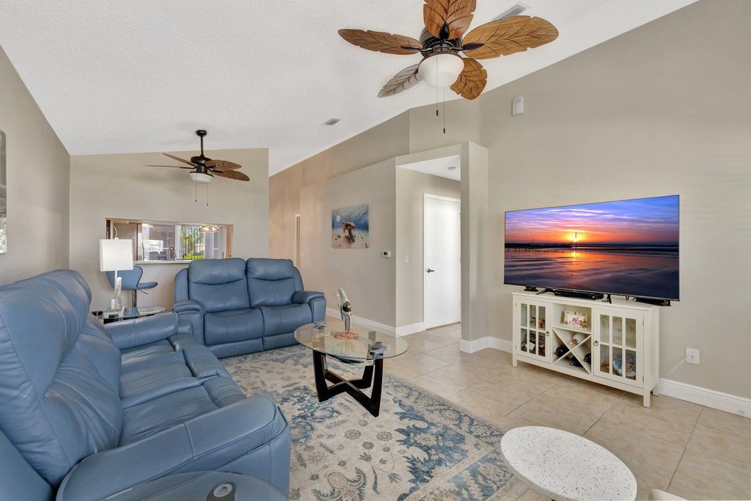 待售: $244,000 (2 贝兹, 2 浴室, 1233 平方英尺)