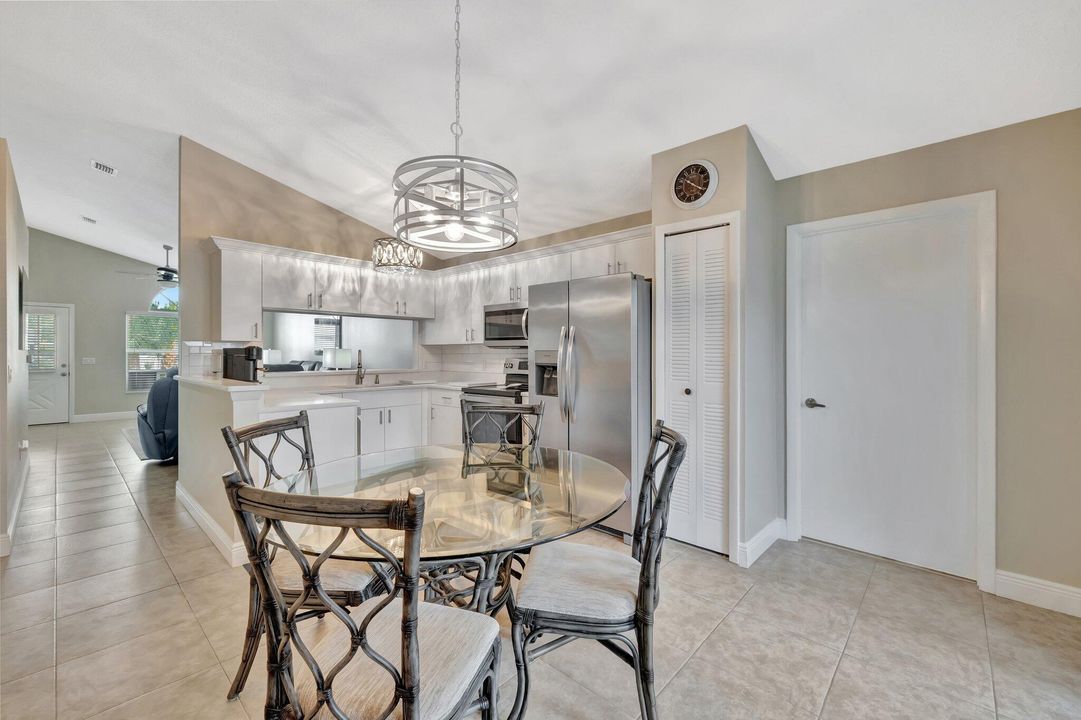 待售: $244,000 (2 贝兹, 2 浴室, 1233 平方英尺)