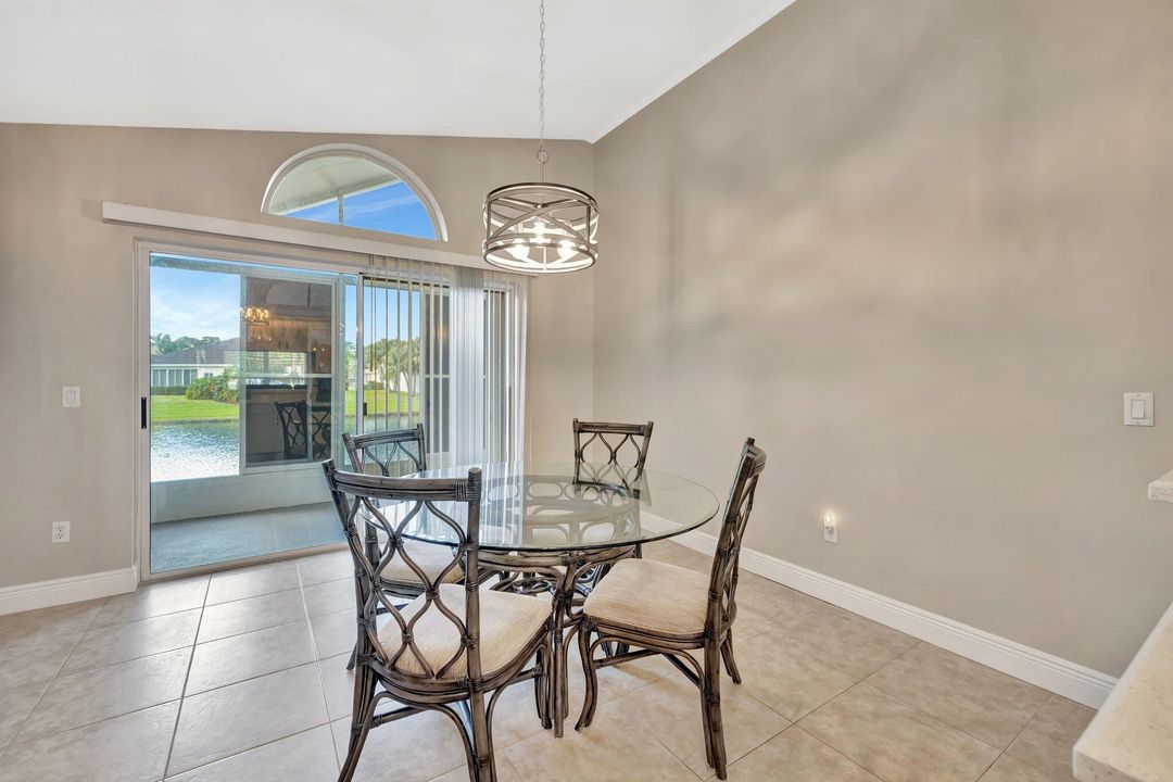 待售: $244,000 (2 贝兹, 2 浴室, 1233 平方英尺)