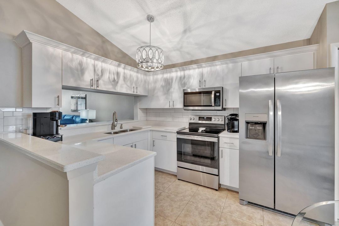 待售: $244,000 (2 贝兹, 2 浴室, 1233 平方英尺)