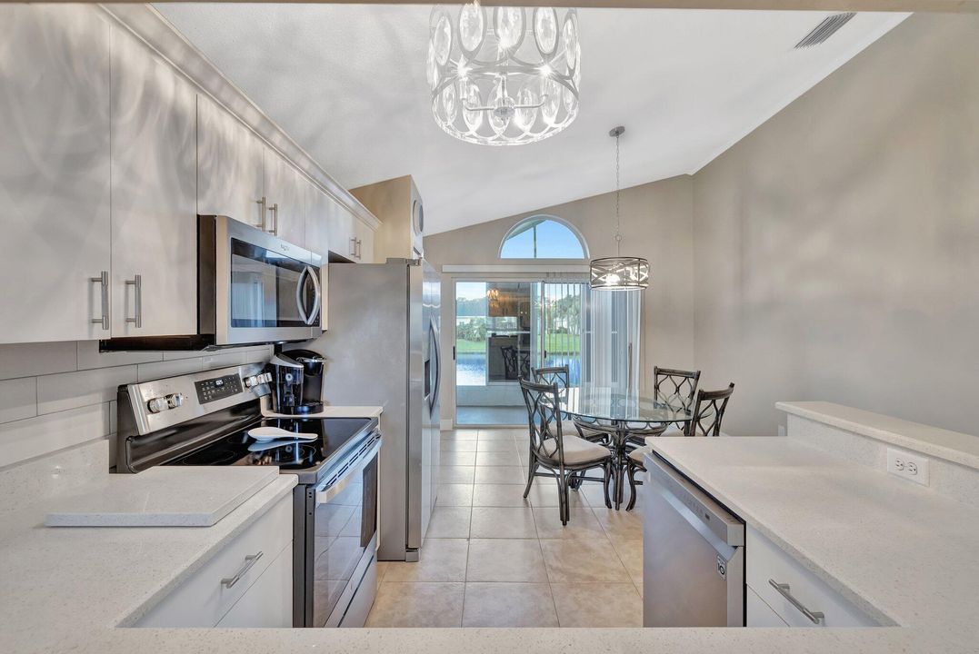 待售: $244,000 (2 贝兹, 2 浴室, 1233 平方英尺)