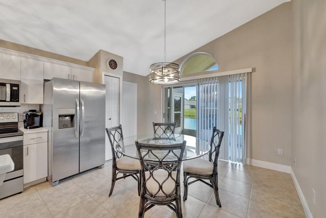 待售: $244,000 (2 贝兹, 2 浴室, 1233 平方英尺)