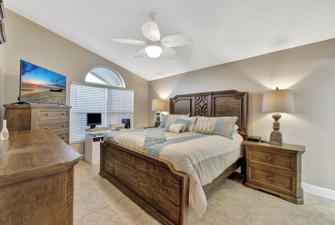 待售: $244,000 (2 贝兹, 2 浴室, 1233 平方英尺)