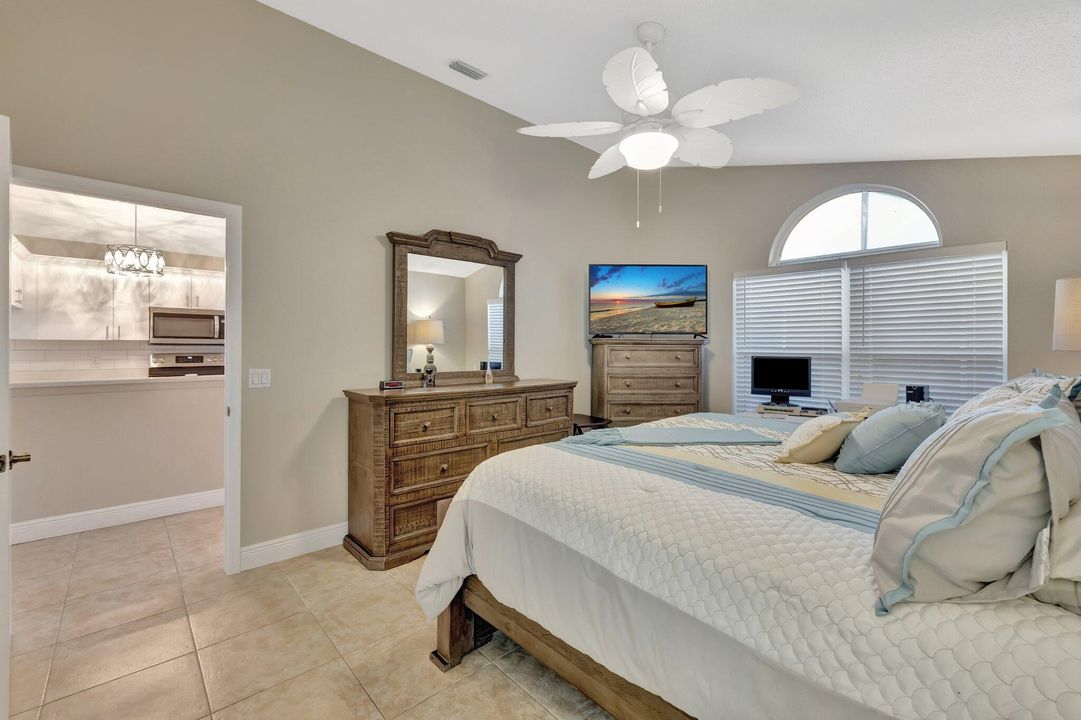 待售: $244,000 (2 贝兹, 2 浴室, 1233 平方英尺)