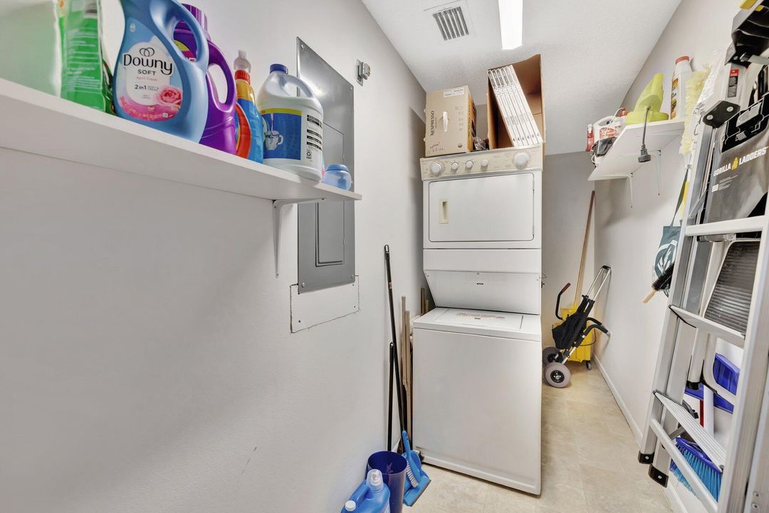 待售: $244,000 (2 贝兹, 2 浴室, 1233 平方英尺)