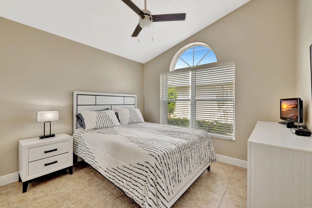 待售: $244,000 (2 贝兹, 2 浴室, 1233 平方英尺)