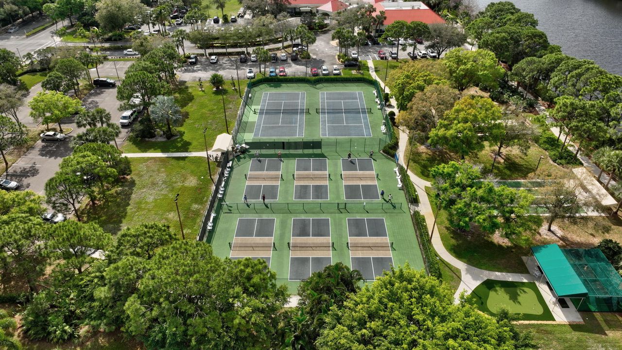 待售: $244,000 (2 贝兹, 2 浴室, 1233 平方英尺)