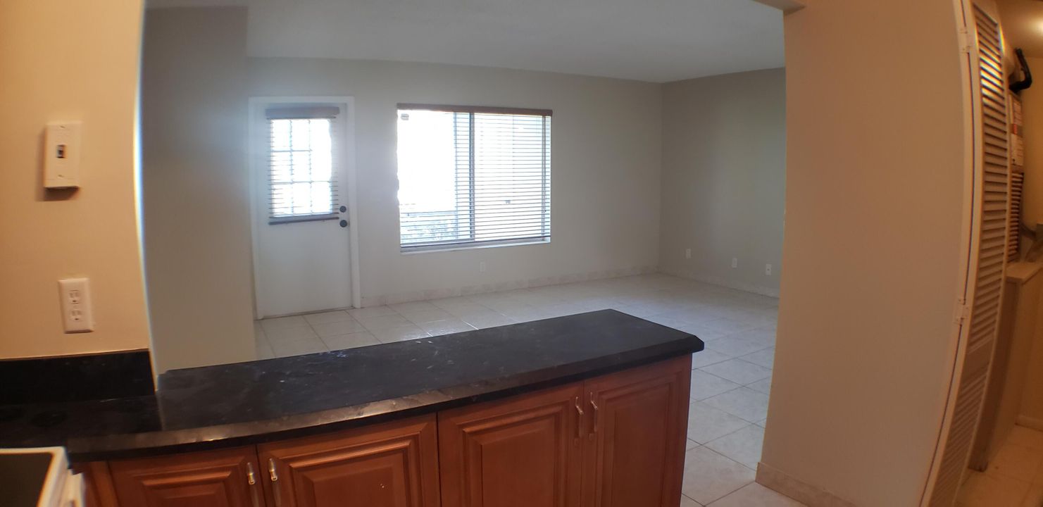 For Rent: $1,800 (2 beds, 1 baths, 991 Square Feet)