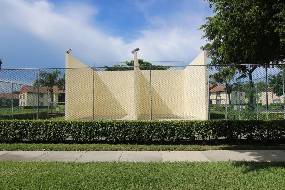 For Rent: $1,800 (2 beds, 1 baths, 991 Square Feet)