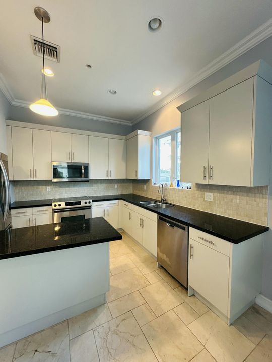 En Venta: $777,000 (2 camas, 2 baños, 1277 Pies cuadrados)