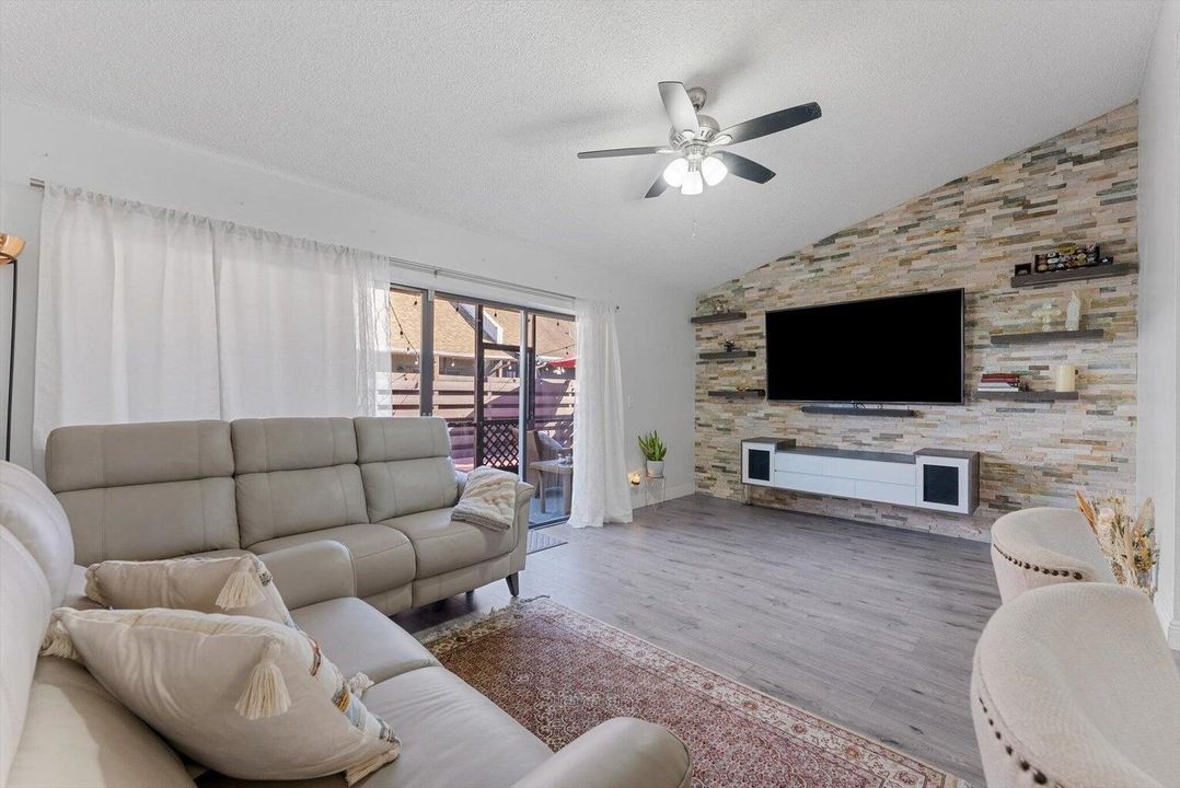 For Rent: $2,600 (2 beds, 2 baths, 1052 Square Feet)