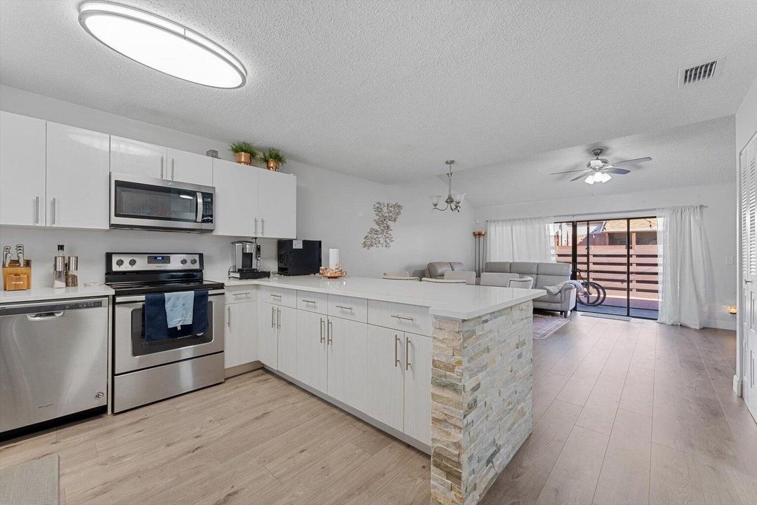 For Rent: $2,600 (2 beds, 2 baths, 1052 Square Feet)