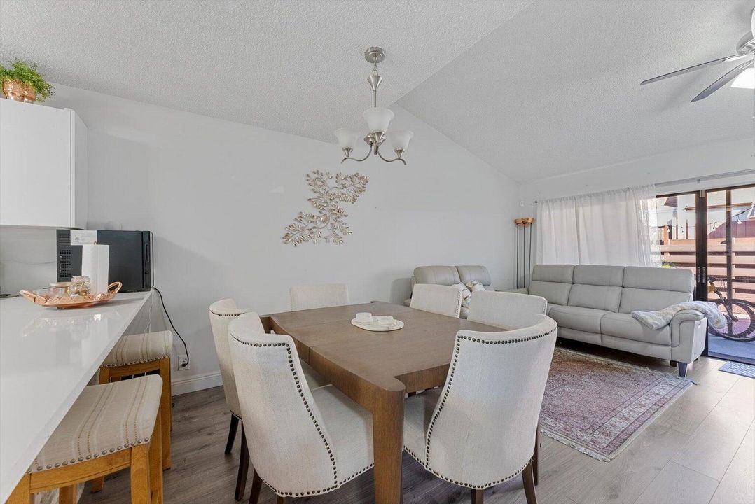 For Rent: $2,600 (2 beds, 2 baths, 1052 Square Feet)