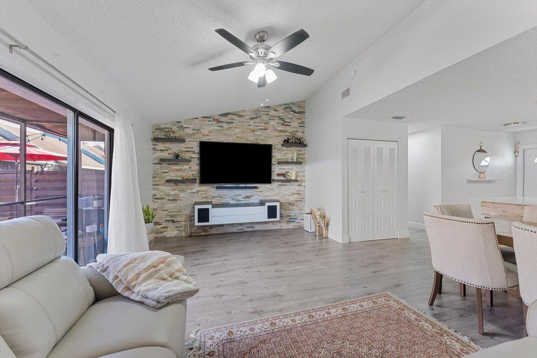 For Rent: $2,600 (2 beds, 2 baths, 1052 Square Feet)