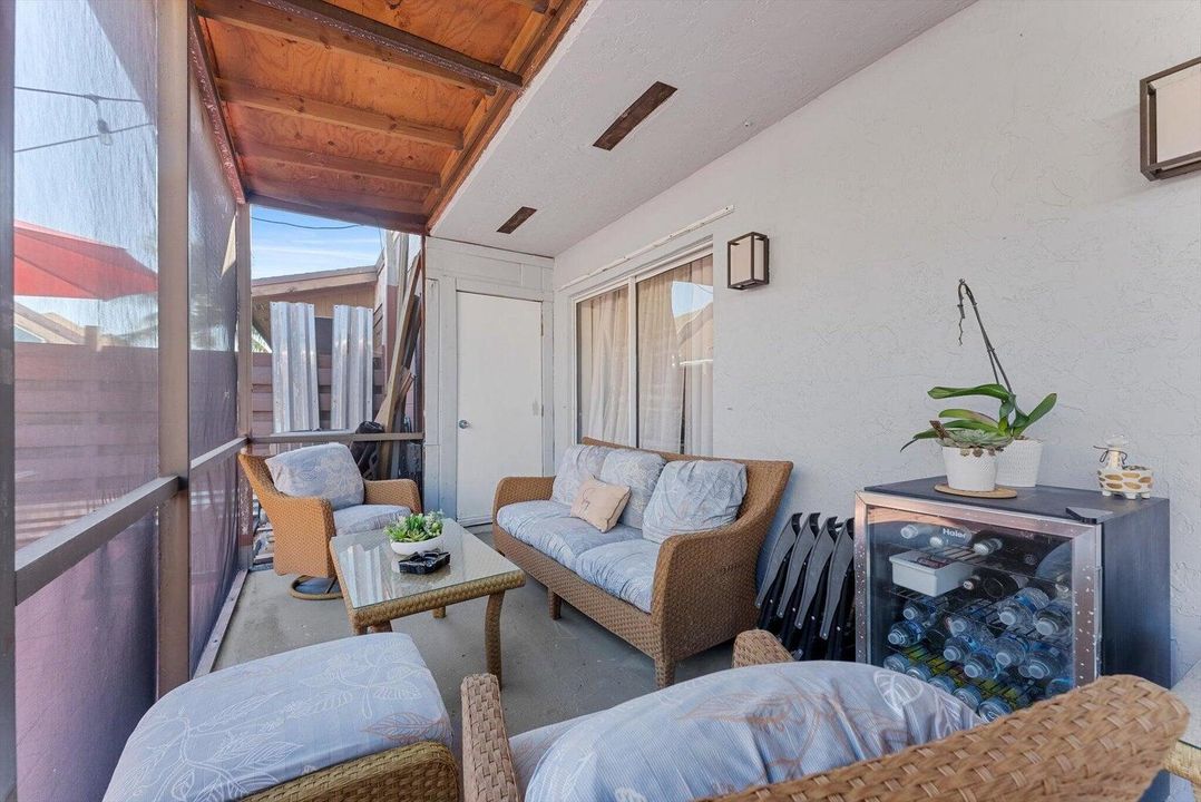 For Rent: $2,600 (2 beds, 2 baths, 1052 Square Feet)