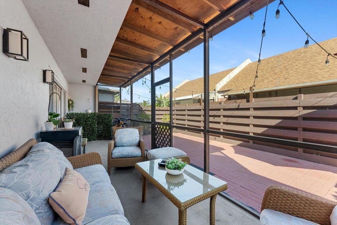 For Rent: $2,600 (2 beds, 2 baths, 1052 Square Feet)