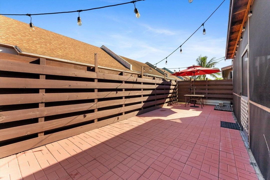 For Rent: $2,600 (2 beds, 2 baths, 1052 Square Feet)