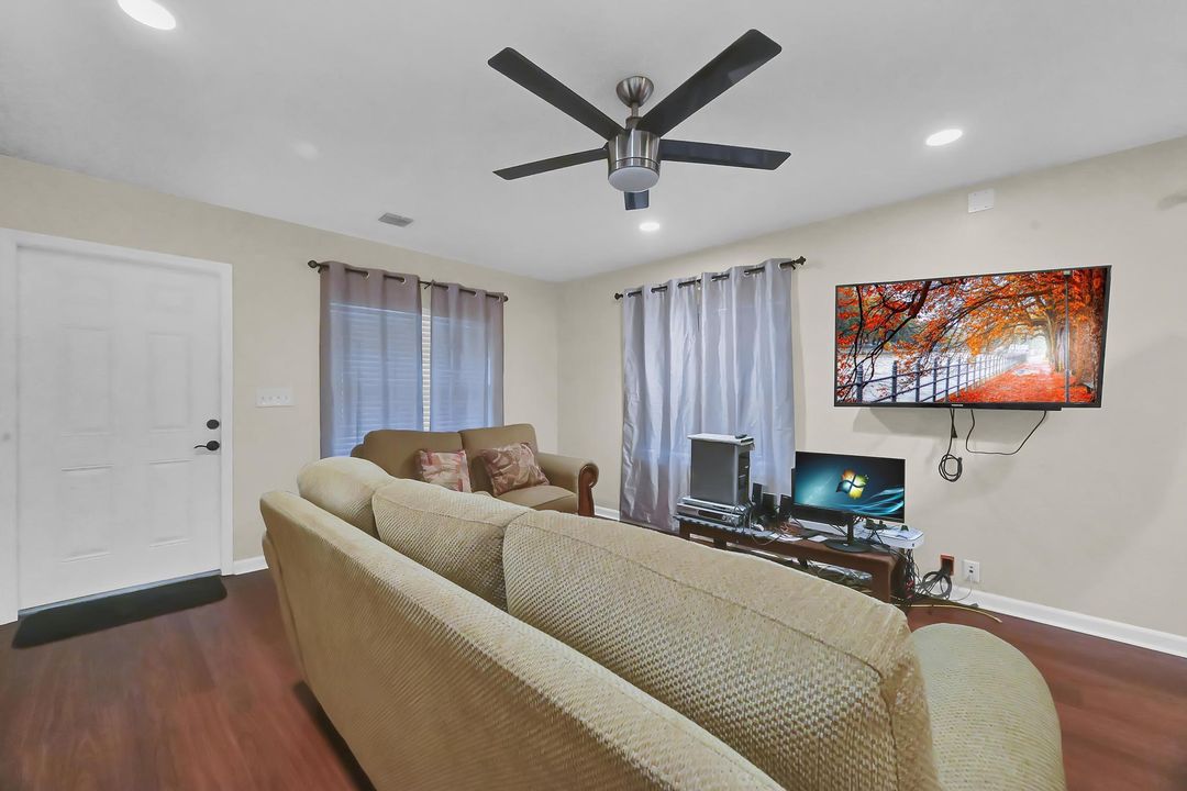 For Sale: $237,999 (3 beds, 2 baths, 1040 Square Feet)