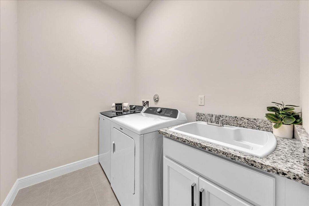 For Sale: $825,000 (3 beds, 2 baths, 1937 Square Feet)