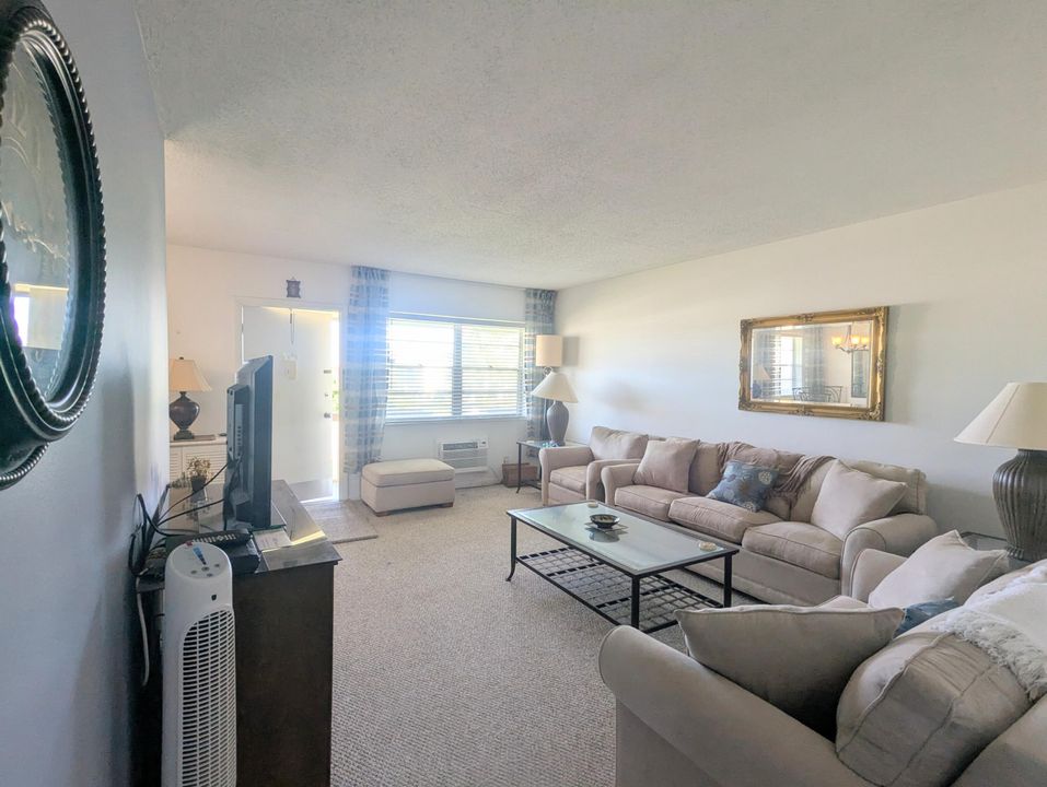 待售: $145,000 (2 贝兹, 1 浴室, 819 平方英尺)