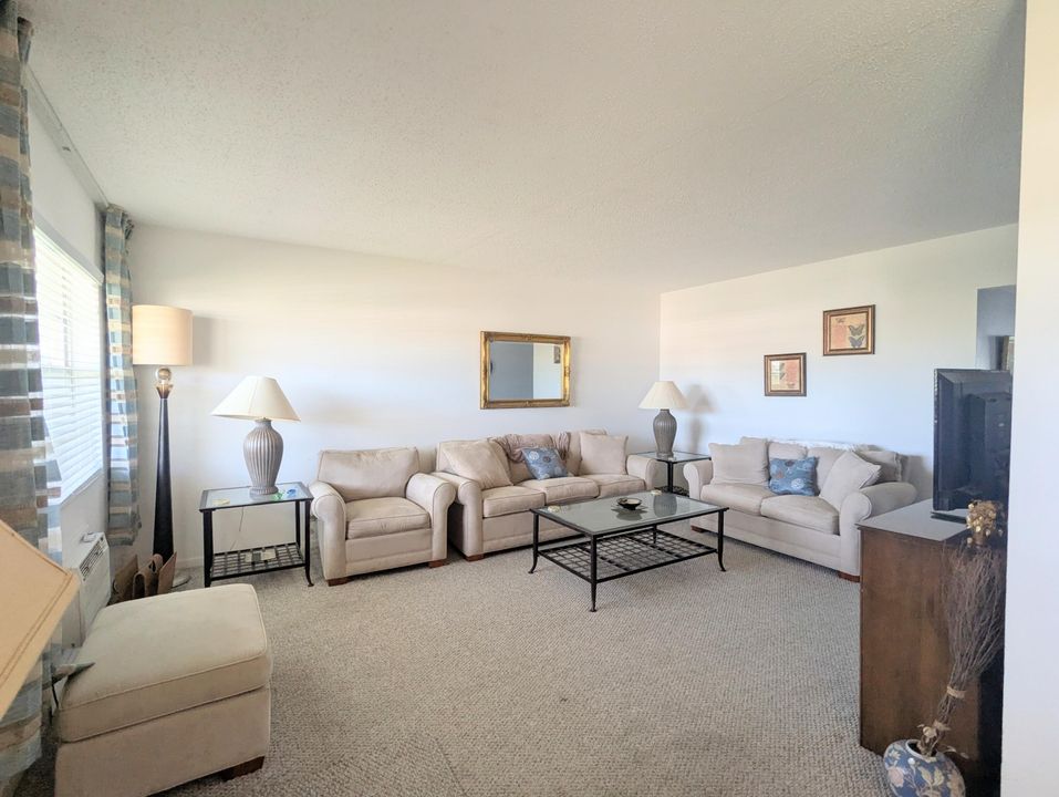 待售: $145,000 (2 贝兹, 1 浴室, 819 平方英尺)