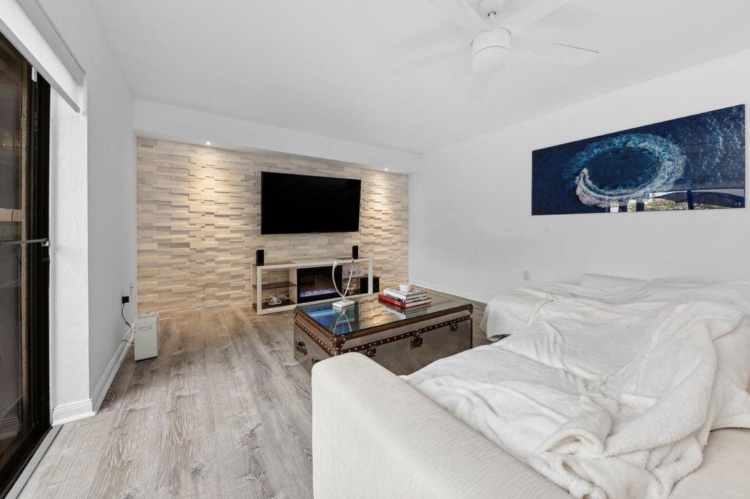 For Rent: $2,600 (2 beds, 2 baths, 1236 Square Feet)