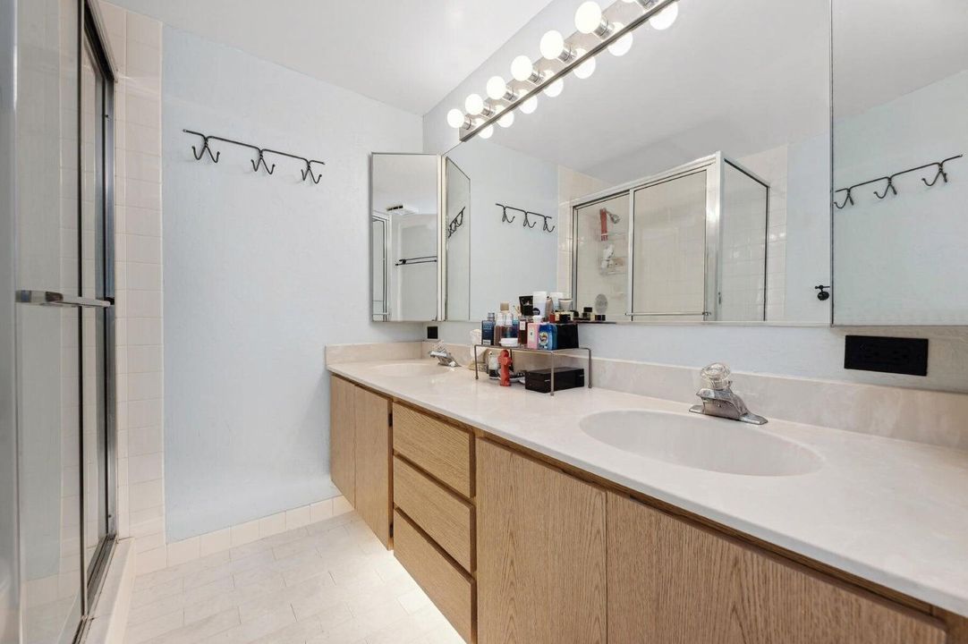 For Rent: $2,600 (2 beds, 2 baths, 1236 Square Feet)