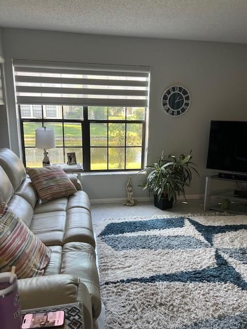 На продажу: $189,900 (2 спален, 2 ванн, 1231 Квадратных фут)