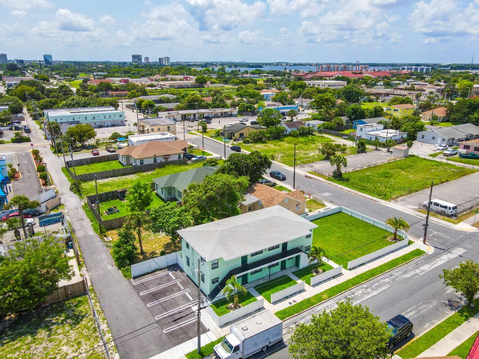 For Rent: $1,795 (2 beds, 1 baths, 702 Square Feet)