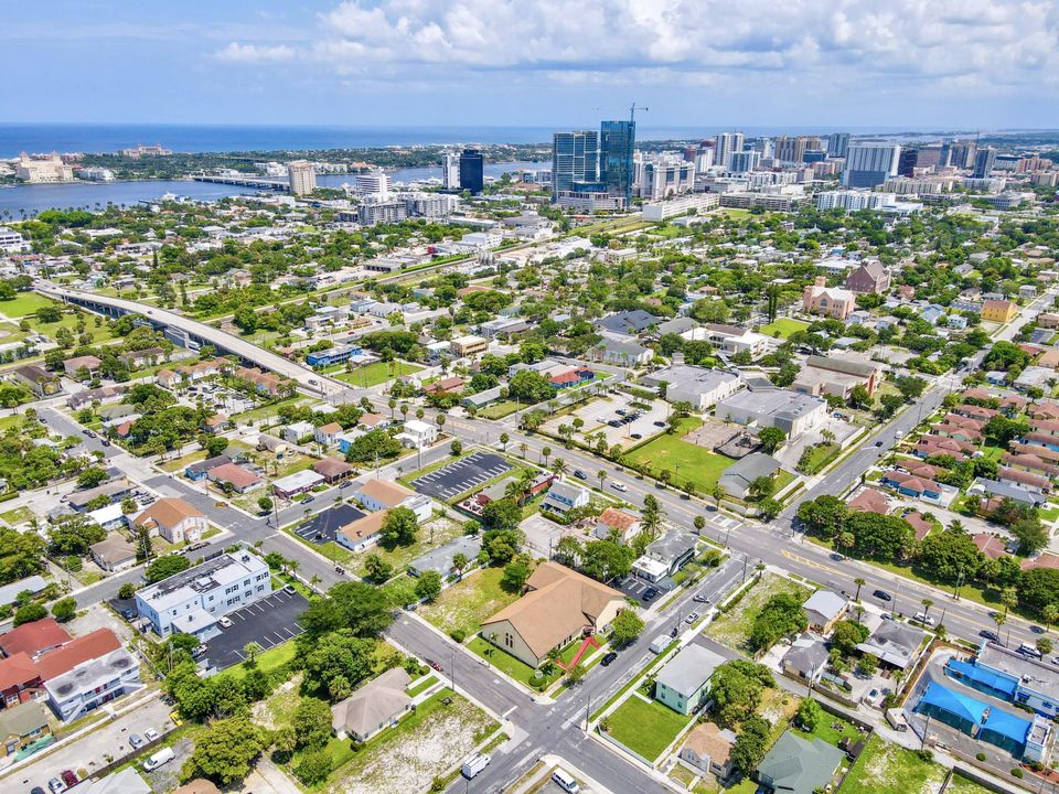 For Rent: $1,795 (2 beds, 1 baths, 702 Square Feet)