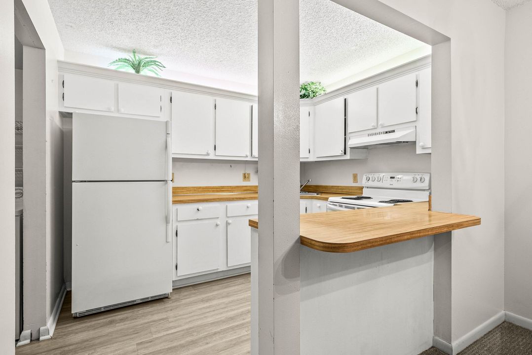 For Sale: $114,900 (2 beds, 1 baths, 818 Square Feet)