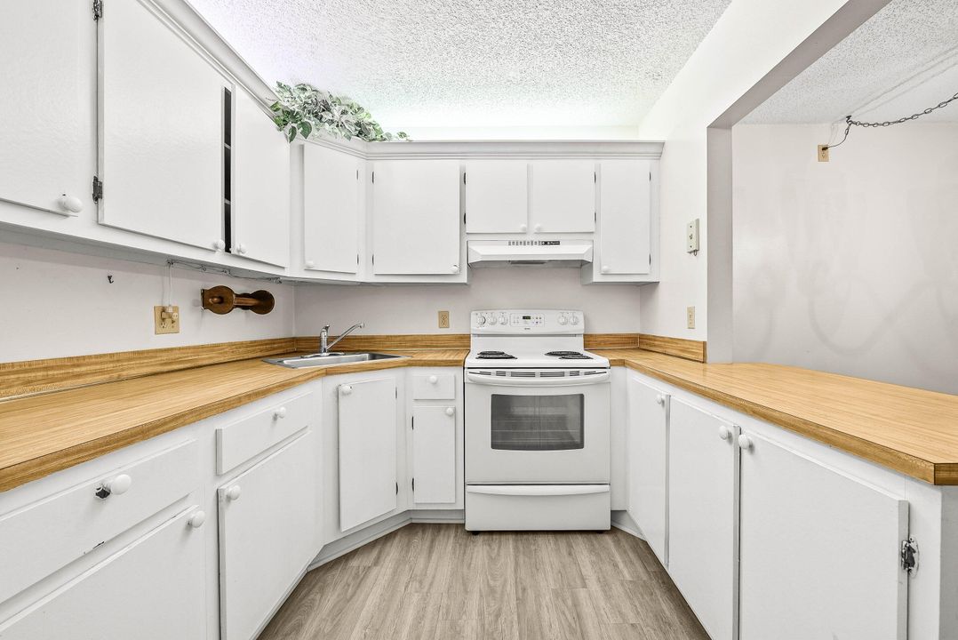 For Sale: $114,900 (2 beds, 1 baths, 818 Square Feet)