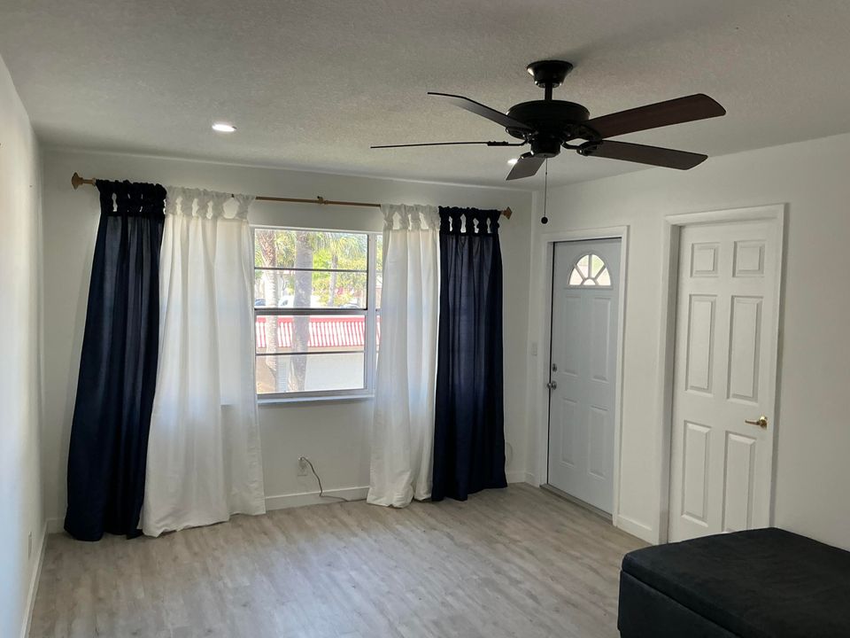 На продажу: $90,000 (1 спален, 1 ванн, 600 Квадратных фут)