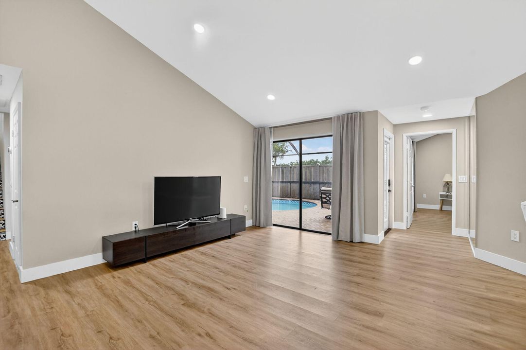 For Sale: $525,000 (3 beds, 3 baths, 1325 Square Feet)