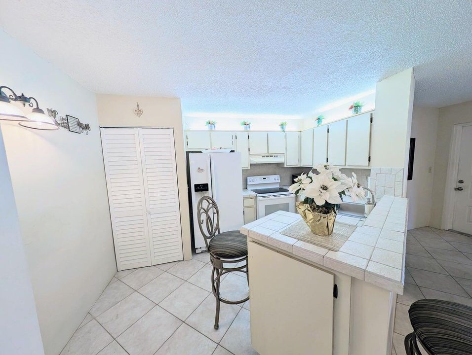 For Rent: $1,700 (2 beds, 2 baths, 850 Square Feet)