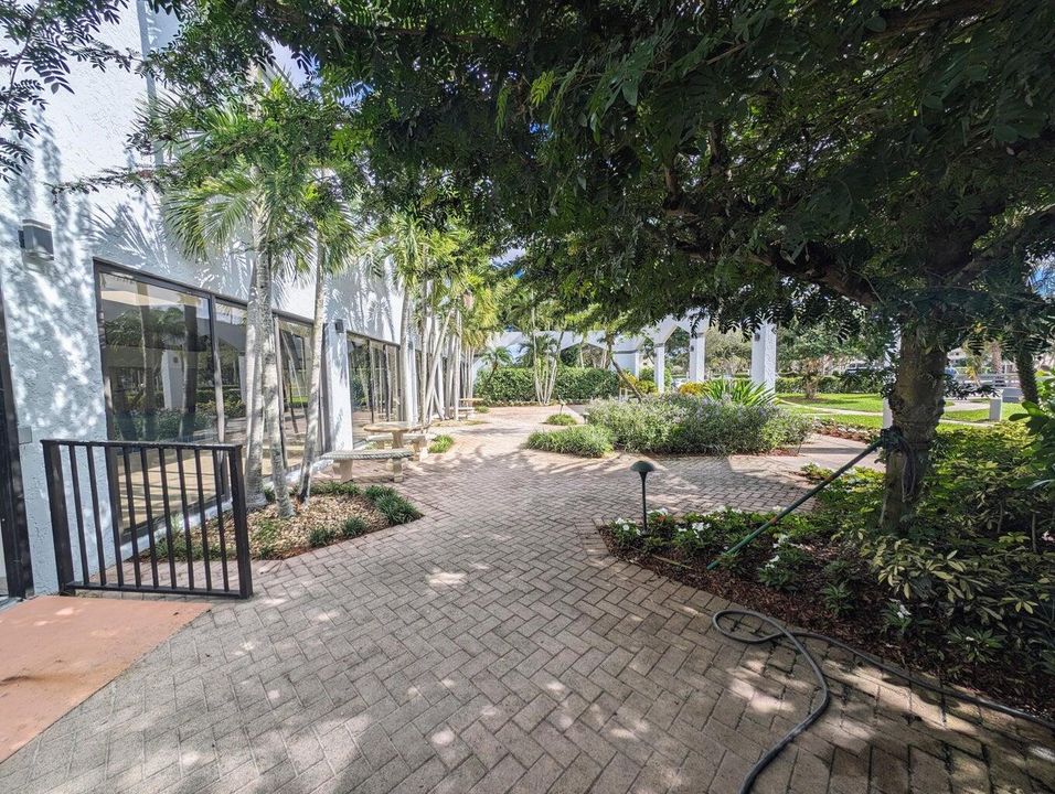 For Rent: $1,700 (2 beds, 2 baths, 850 Square Feet)