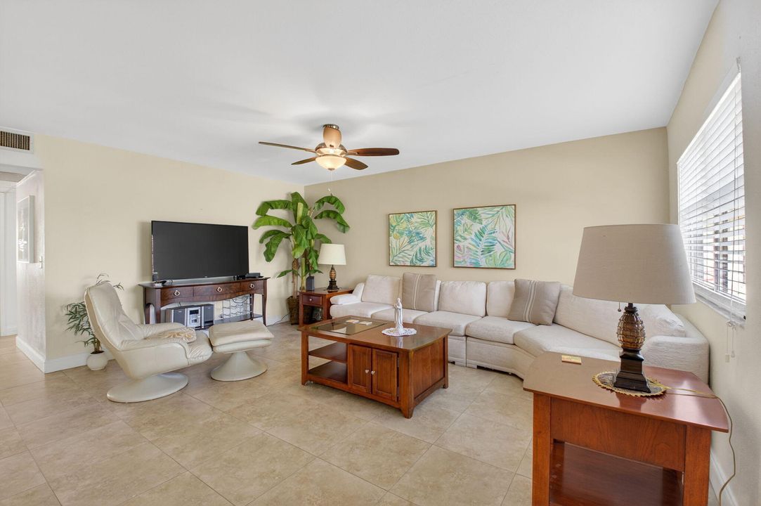 For Rent: $1,998 (2 beds, 2 baths, 883 Square Feet)