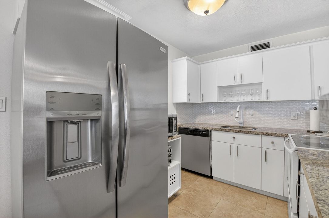 For Rent: $1,998 (2 beds, 2 baths, 883 Square Feet)