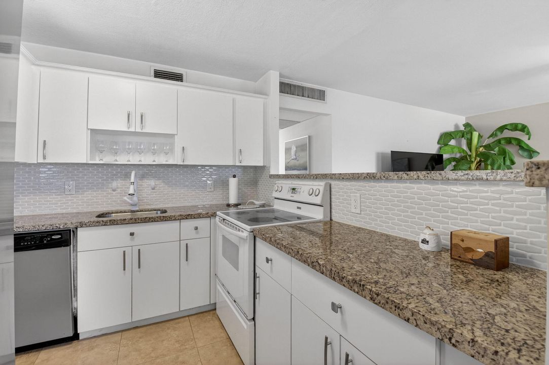 For Rent: $1,998 (2 beds, 2 baths, 883 Square Feet)