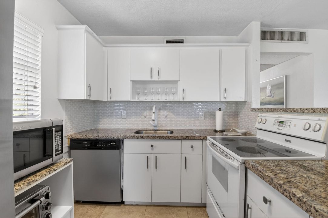 For Rent: $1,998 (2 beds, 2 baths, 883 Square Feet)