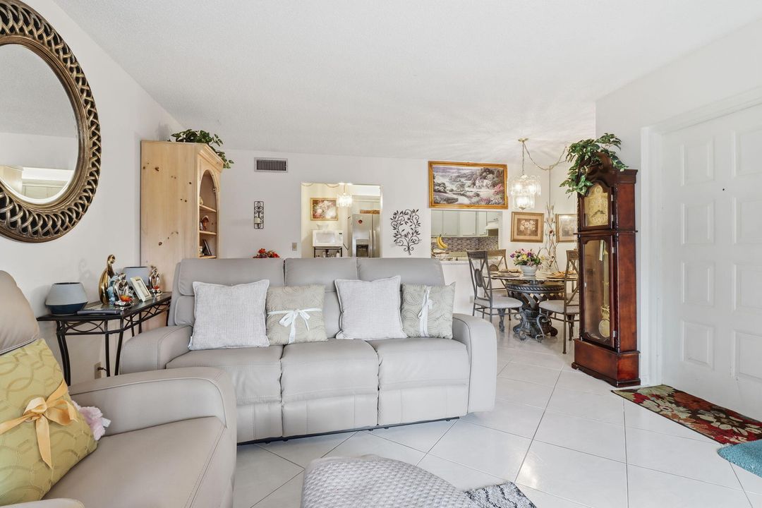 На продажу: $220,000 (2 спален, 2 ванн, 1106 Квадратных фут)