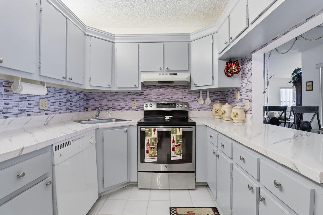 На продажу: $220,000 (2 спален, 2 ванн, 1106 Квадратных фут)