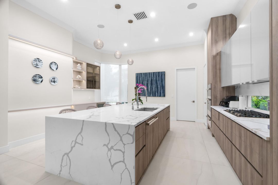 На продажу: $2,245,000 (4 спален, 4 ванн, 3065 Квадратных фут)