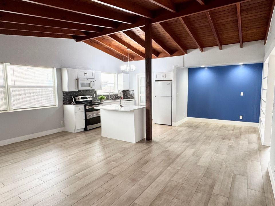 For Rent: $3,900 (3 beds, 1 baths, 1428 Square Feet)