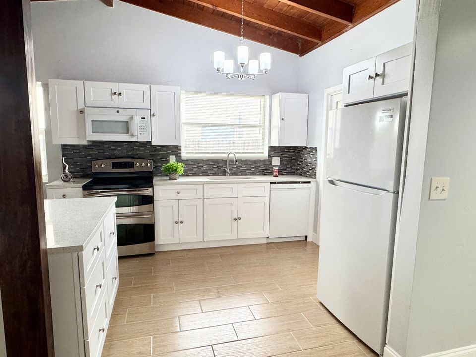 For Rent: $3,900 (3 beds, 1 baths, 1428 Square Feet)