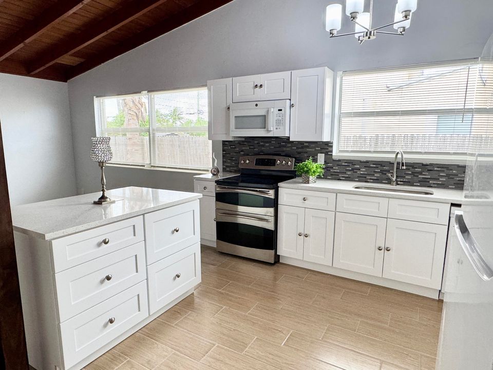 For Rent: $3,900 (3 beds, 1 baths, 1428 Square Feet)