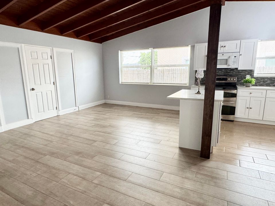 For Rent: $3,900 (3 beds, 1 baths, 1428 Square Feet)